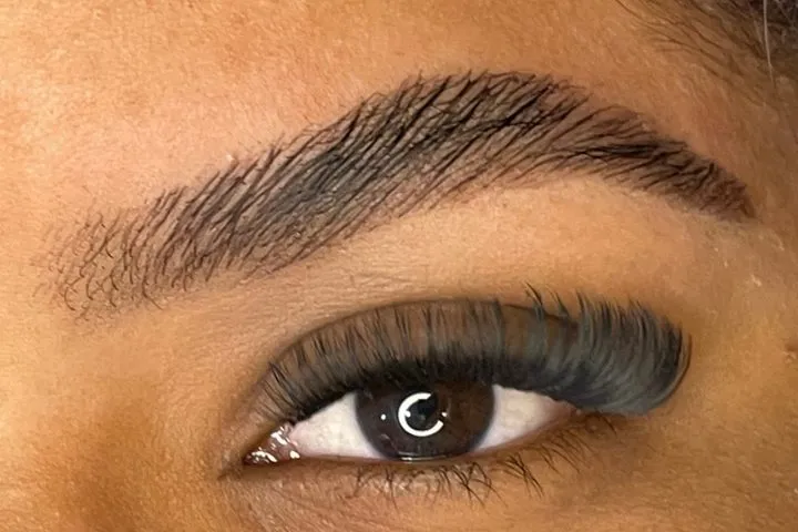 Brow Lamination com Tintura: resultado feito pela Júlia