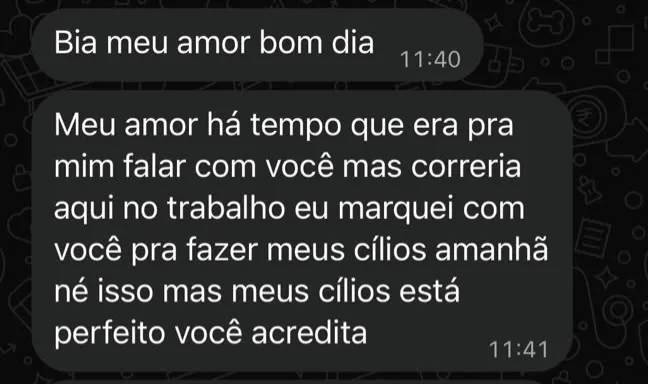 Print de conversa no WhatsApp. A cliente escreve: Bia, meu amor, bom dia. Há tempo que era pra eu falar com você, mas correria no trabalho. Eu marquei com você pra fazer meus cílios amanhã, mas meus cílios estão perfeitos, você acredita?