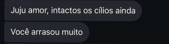 Print de conversa no WhatsApp. A cliente escreve: Juju, amor, intactos os cílios ainda. Você arrasou muito.