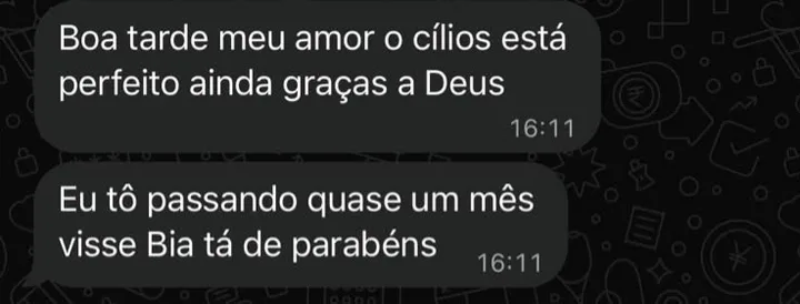 Print de conversa no WhatsApp. A cliente escreve: Boa tarde, meu amor, o cílios está perfeito ainda, graças a Deus. Eu tô passando quase um mês, visse? Bia tá de parabéns.