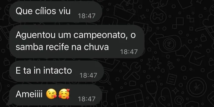 Print de conversa no WhatsApp. A cliente escreve: Que cílios, viu. Aguentou um campeonato, o Samba Recife na chuva, e tá intacto. Amei.