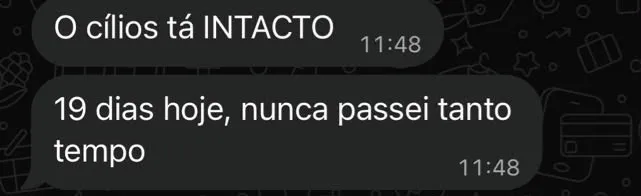 Print de conversa no WhatsApp. A cliente escreve: O cílios tá intacto. 19 dias hoje, nunca passei tanto tempo.