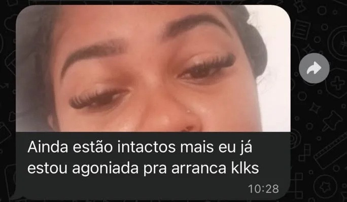 Foto enviada por uma cliente mostrando a extensão de cílios ainda cheia, com a mensagem: Ainda estão intactos, mas eu já estou agoniada pra arrancar, kkkk.