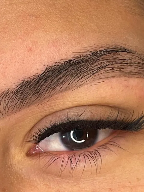 Sobrancelha com design natural e cílios com efeito delineado