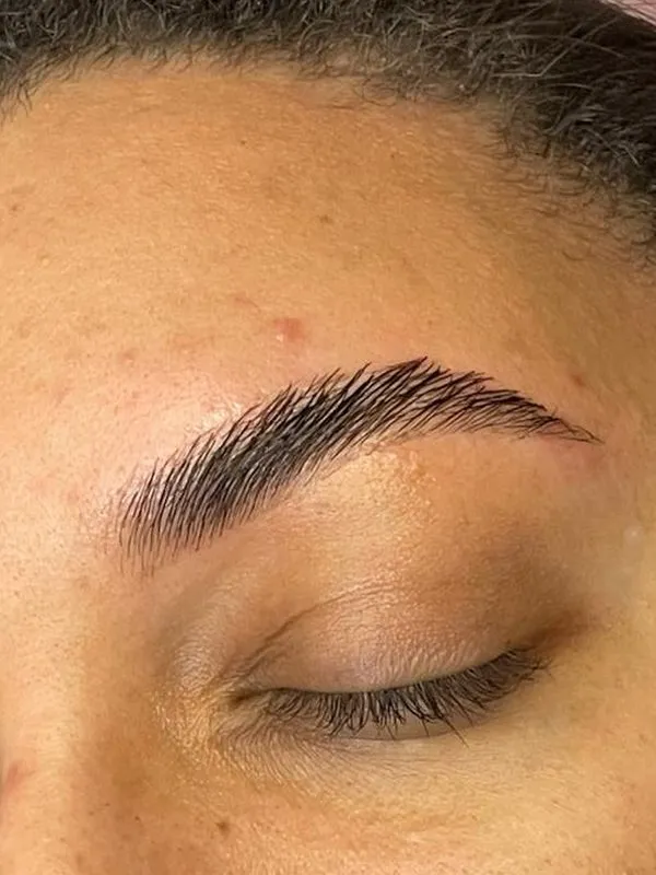 Sobrancelha com brow lamination, fios alinhados e penteados para cima